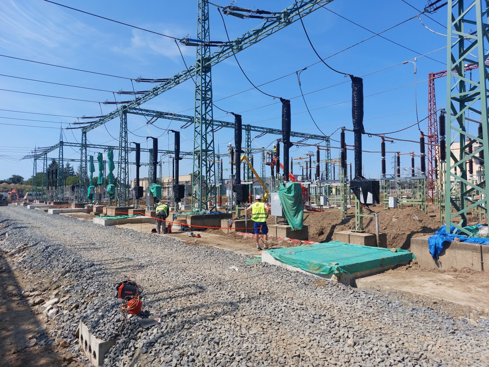 Elektromontážní práce na rozvodně velmi vysokého napětí