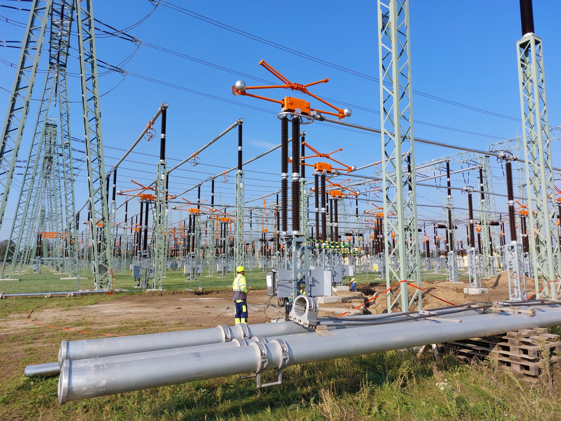Elektromontážní práce na rozvodně velmi vysokého napětí